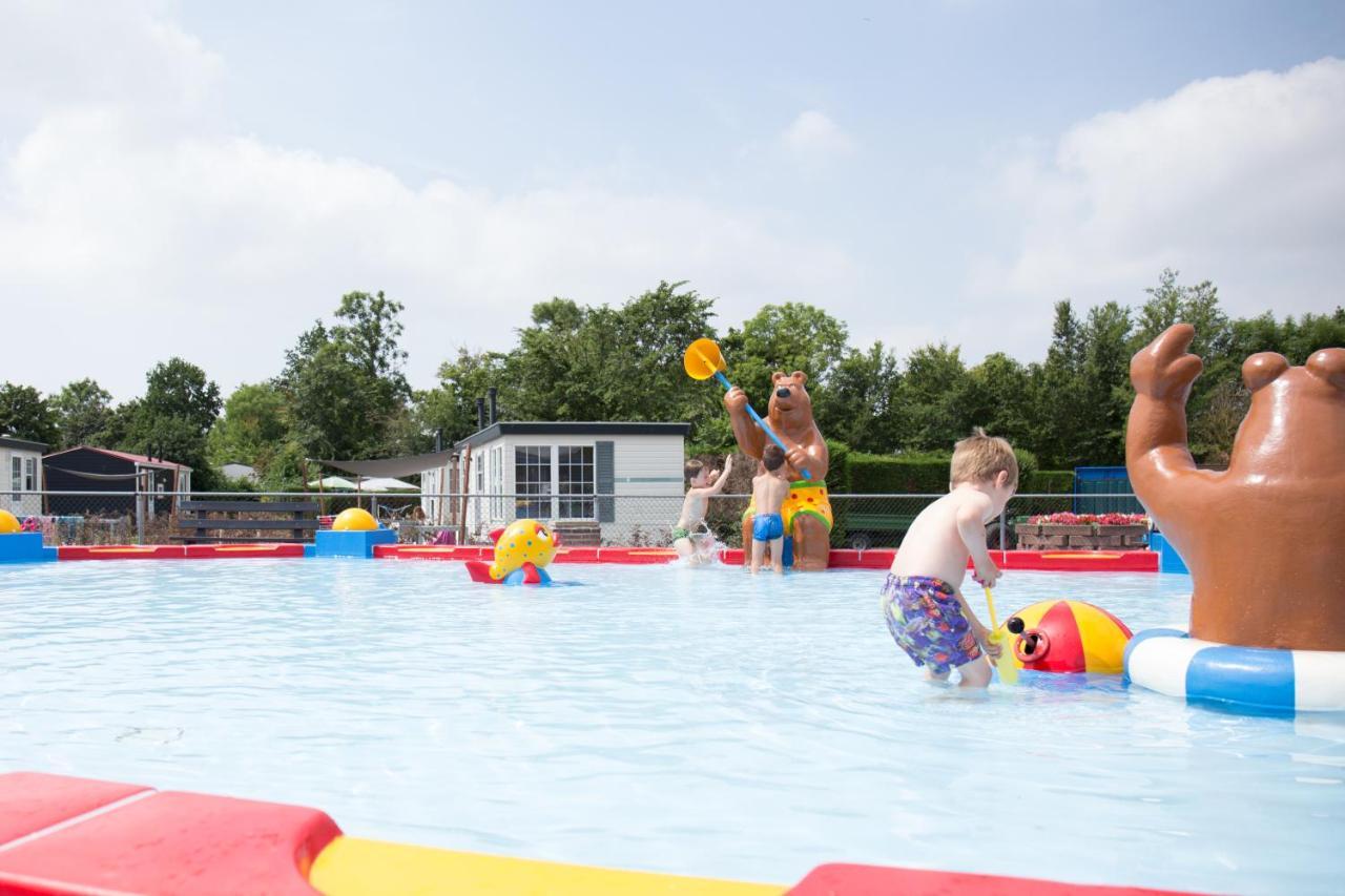 Luxe 5-Persoons Chalet Op Familiecamping Baarland Exterior foto